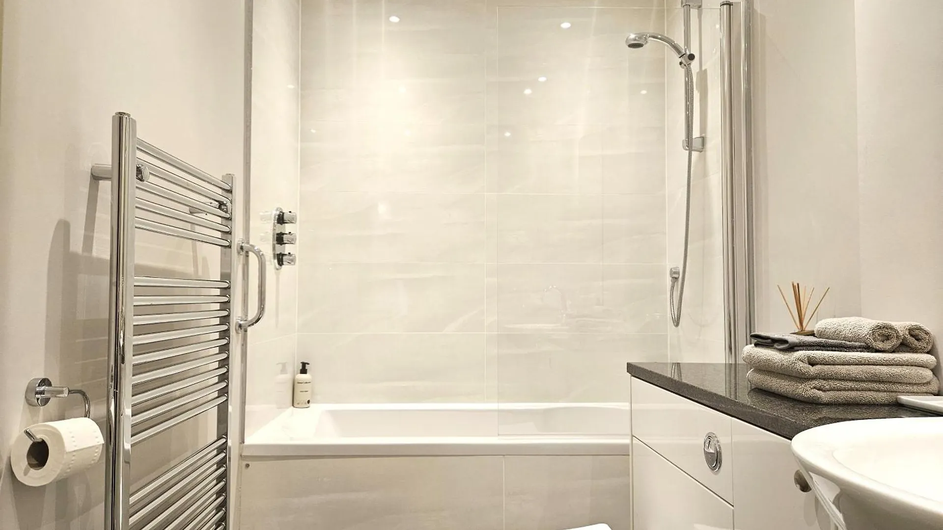 Edinburgh Elegant 1-Bedroom City Apartment 0*,