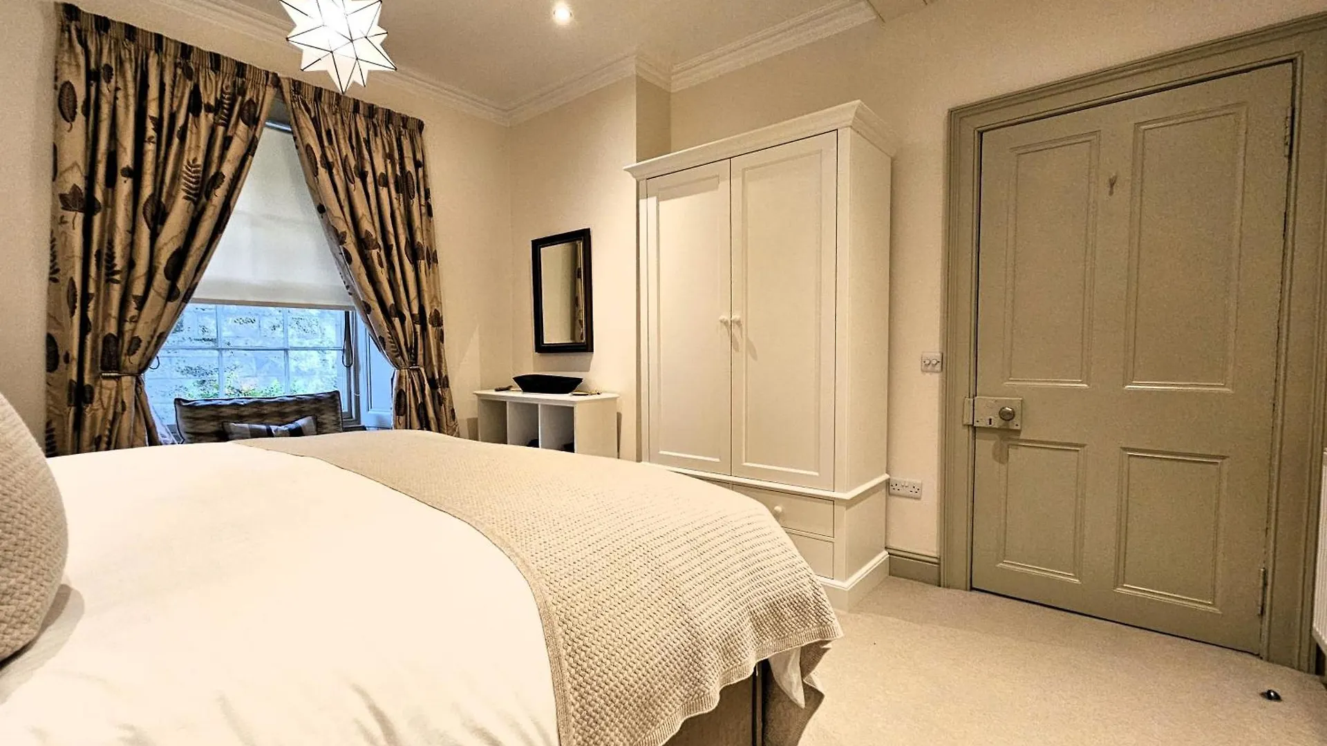 Edinburgh Elegant 1-Bedroom City Apartment