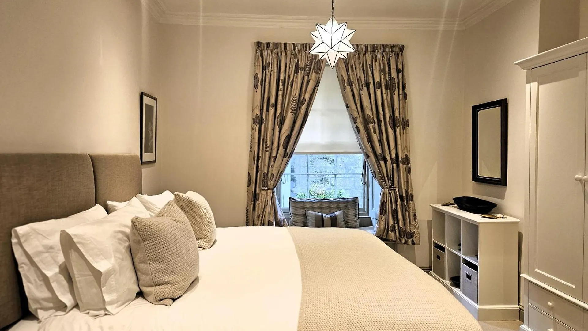 Edinburgh Elegant 1-Bedroom City Apartment