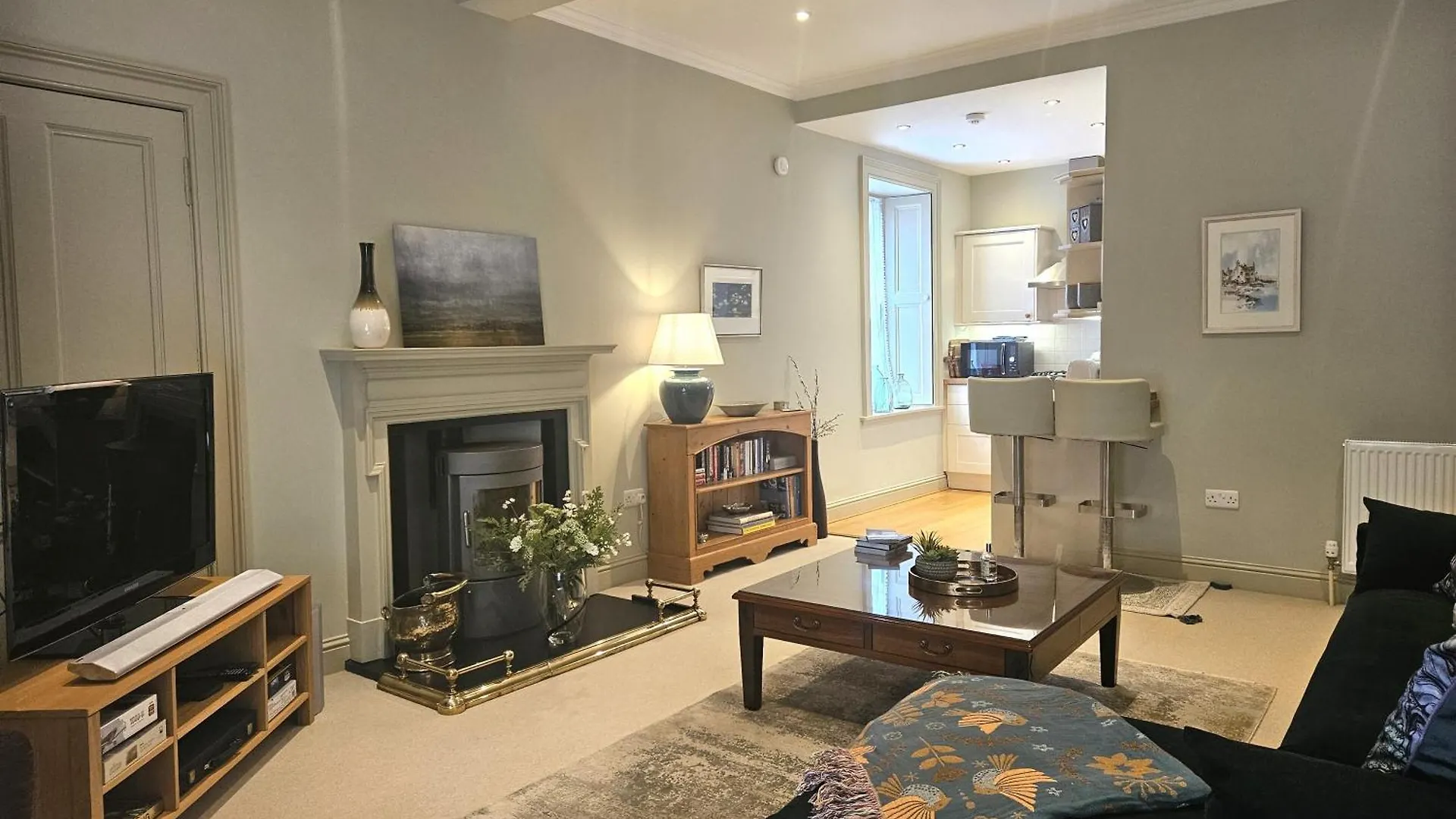 Edinburgh Elegant 1-Bedroom City Apartment 0*,